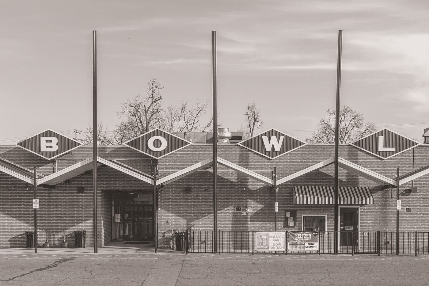 Un centro bowling americano con le lettere BOWL sul tetto