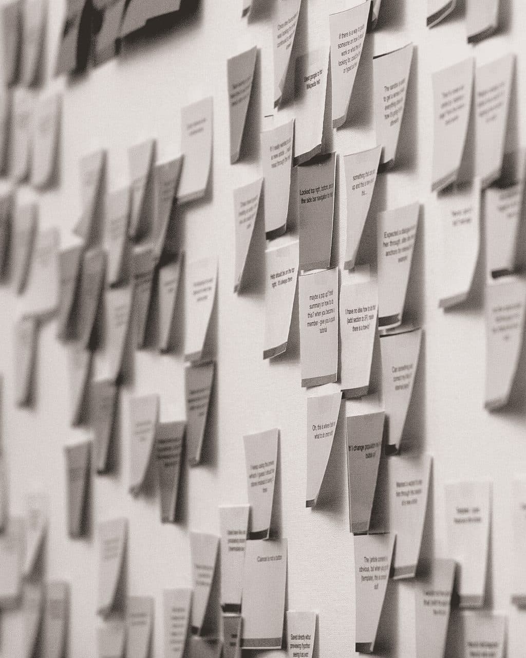 Un muro coperto di post-it, in un ufficio