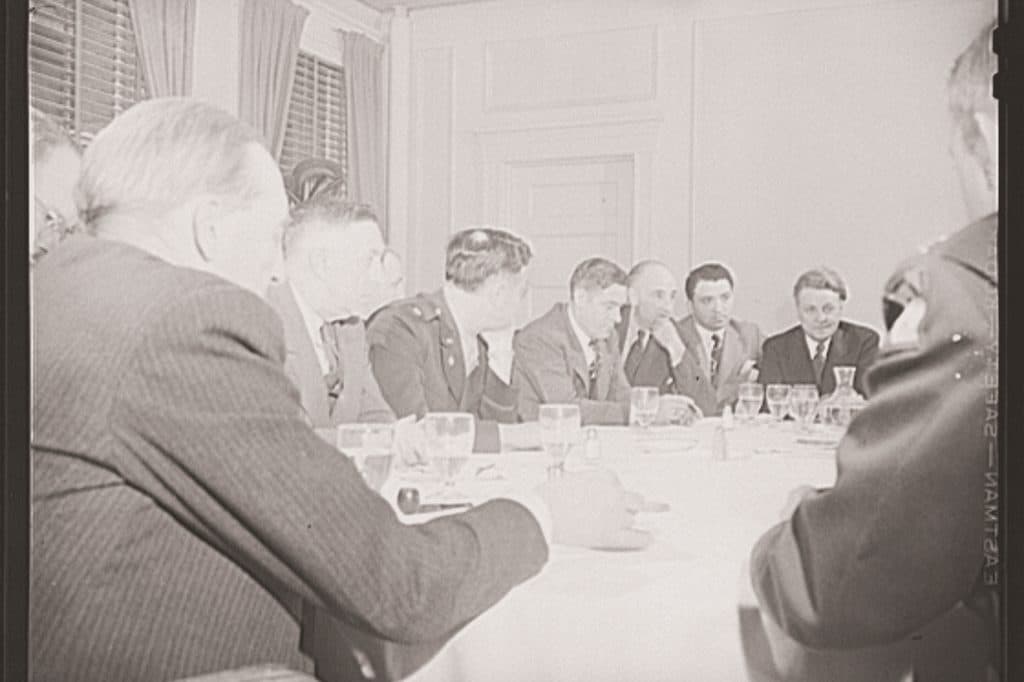 Una riunione di comitato attorno a un tavolo, nel 1943