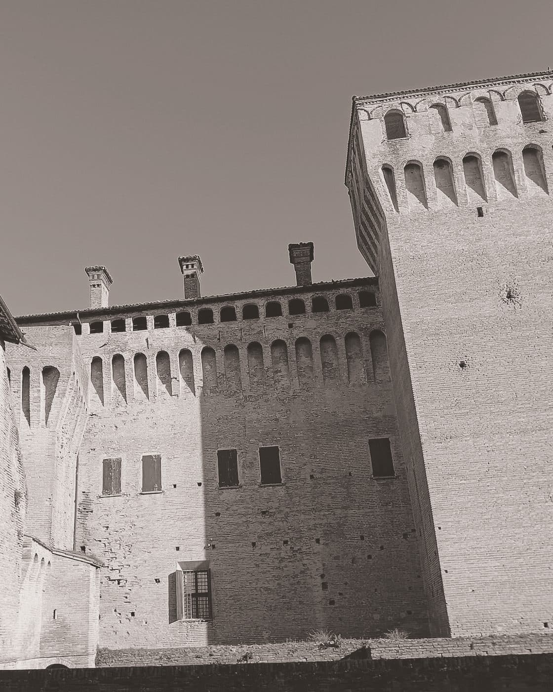 La Rocca di Vignola, la torre di mattoni vista dal cortile