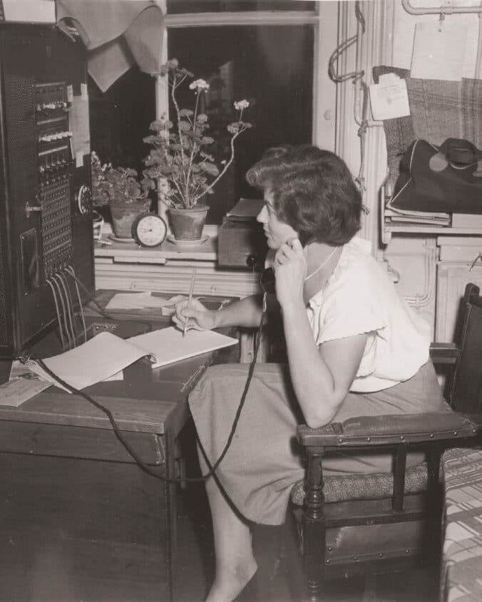 Una donna al telefono che prende appunti, nel 1950